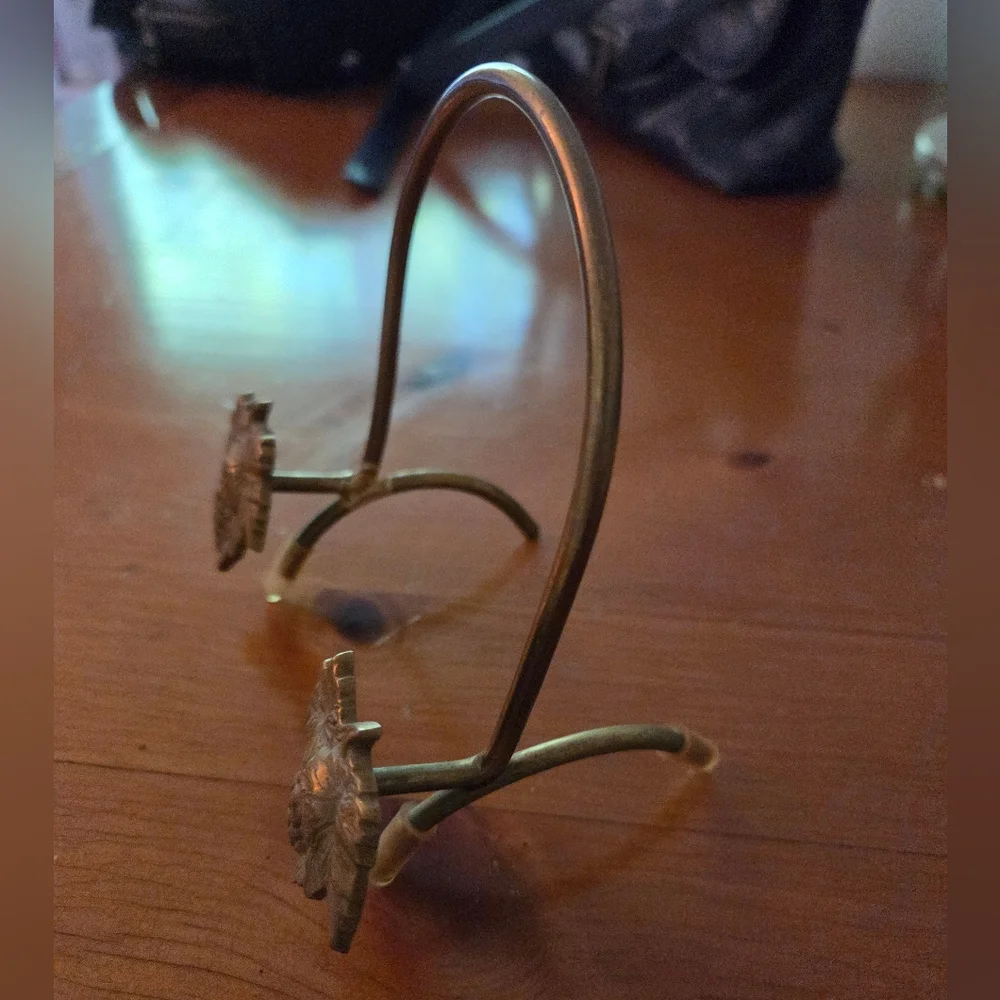 Vintage Brass Grape Leaf Easel